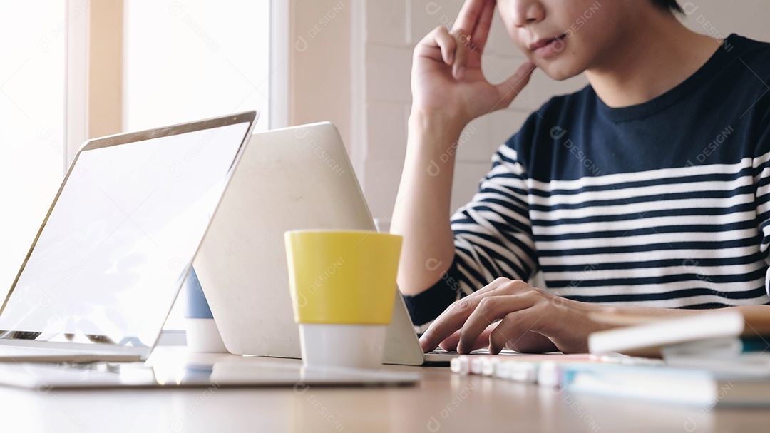 Empresário masculino senta-se na frente do computador portátil