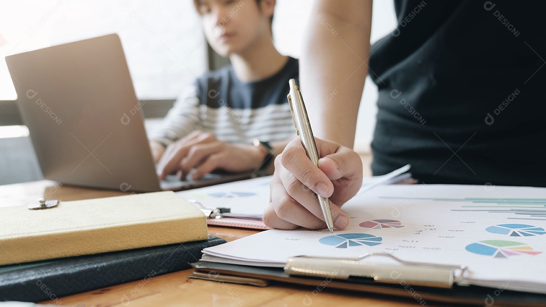 Reunião de empresários para discutir a situação no mercado