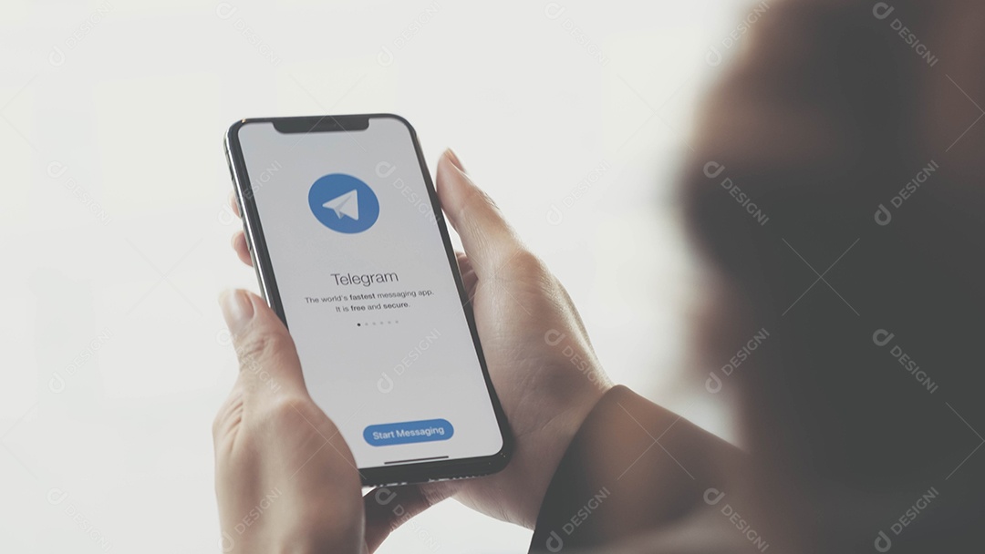 Ícone do aplicativo Telegram no close-up da tela do Apple iPhone Xs.