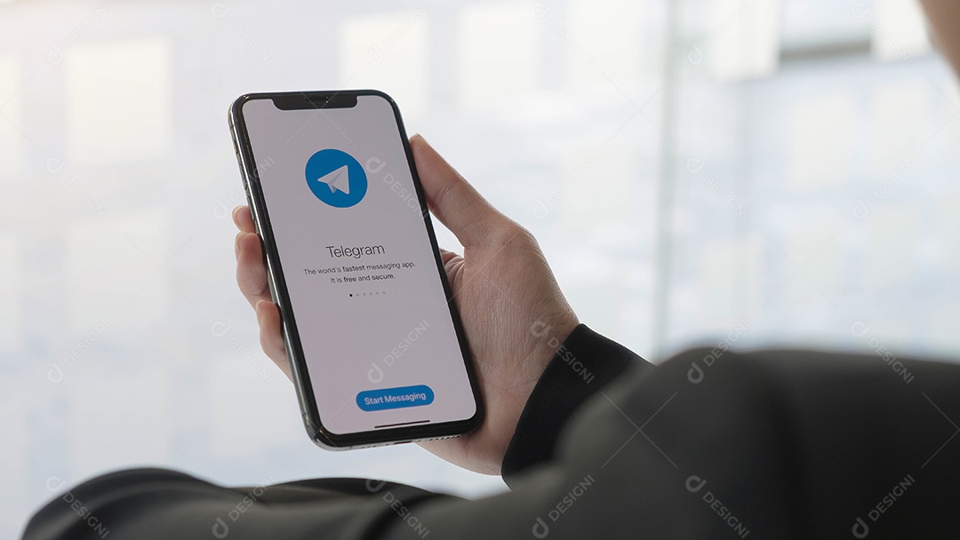 Ícone do aplicativo Telegram no close-up da tela do Apple iPhone Xs.