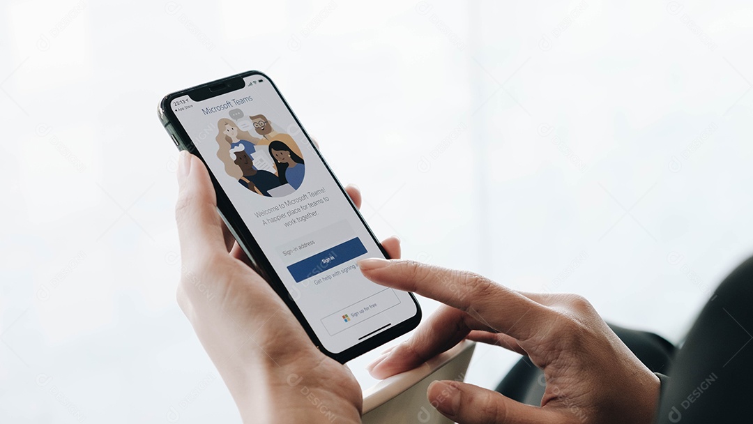 Um funcionário trabalhando em casa está baixando a plataforma social Microsoft Teams