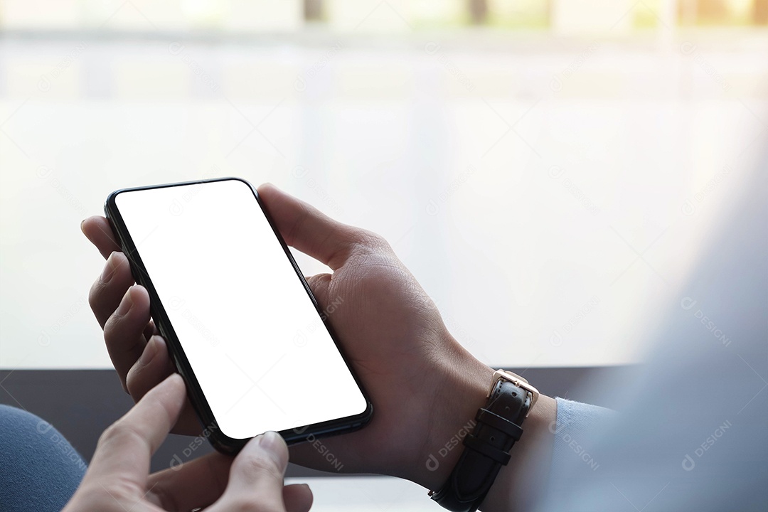 Homem de vista superior sentado e segurando tela em branco