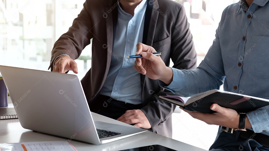 Encontro de consultores de negócios asiáticos para analisar e discutir a situação