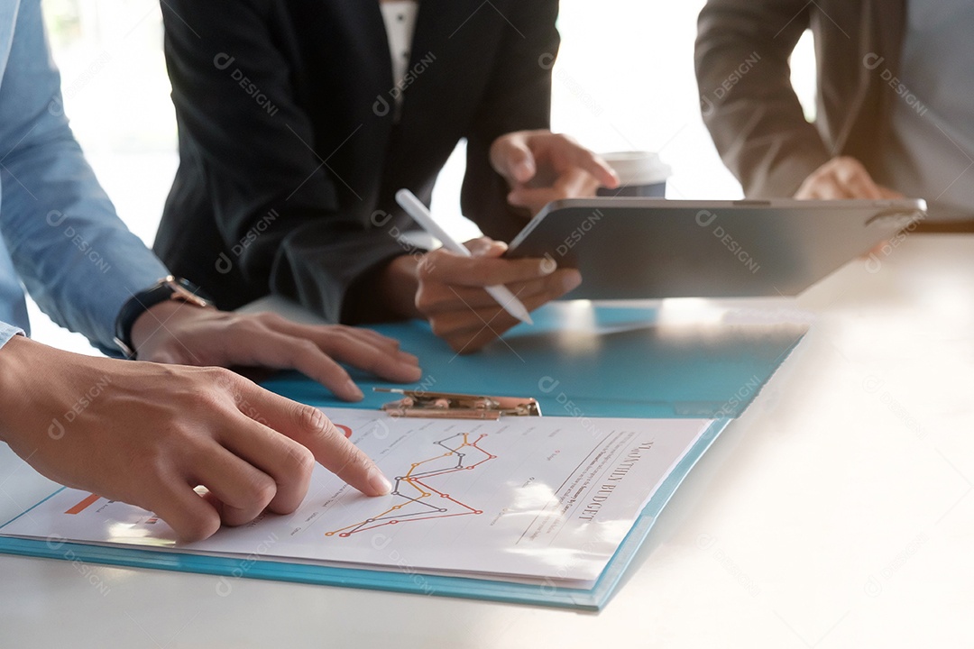 Empresária segurando canetas e segurando papel