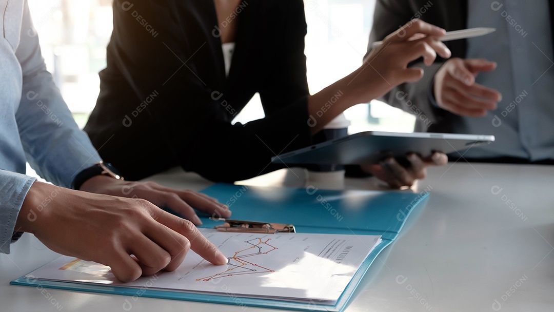 Equipe de Negócios segurando canetas e segurando papel milimetrado estão se reunindo t