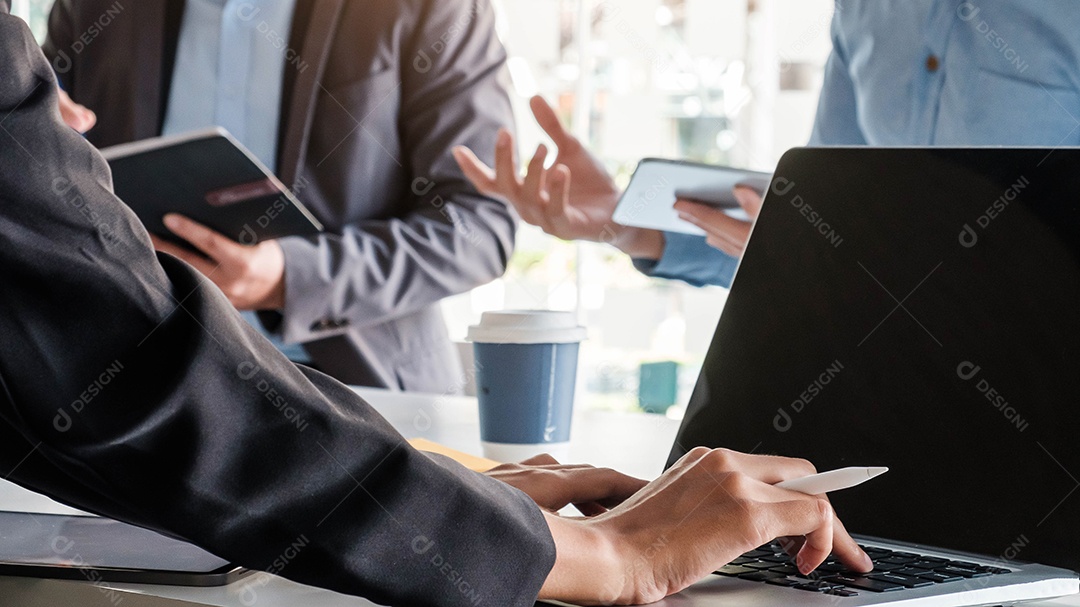 Empresária segurando canetas e segurando papel