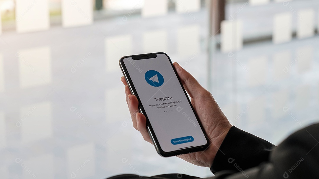 Ícone do aplicativo Telegram na tela do Apple iPhone Xs.