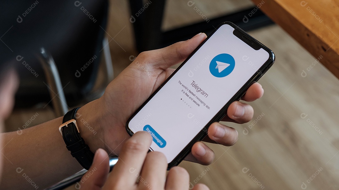 ícone do aplicativo Telegram no close-up da tela do Apple iPhone Xs.