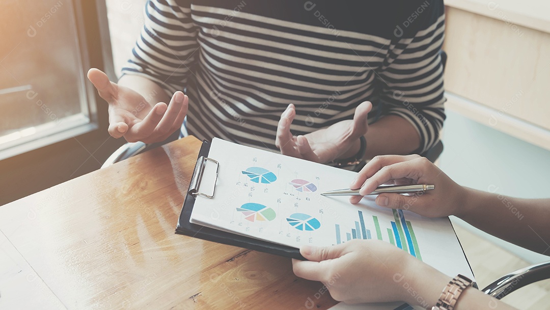 Consultor de negócios analisando números financeiros