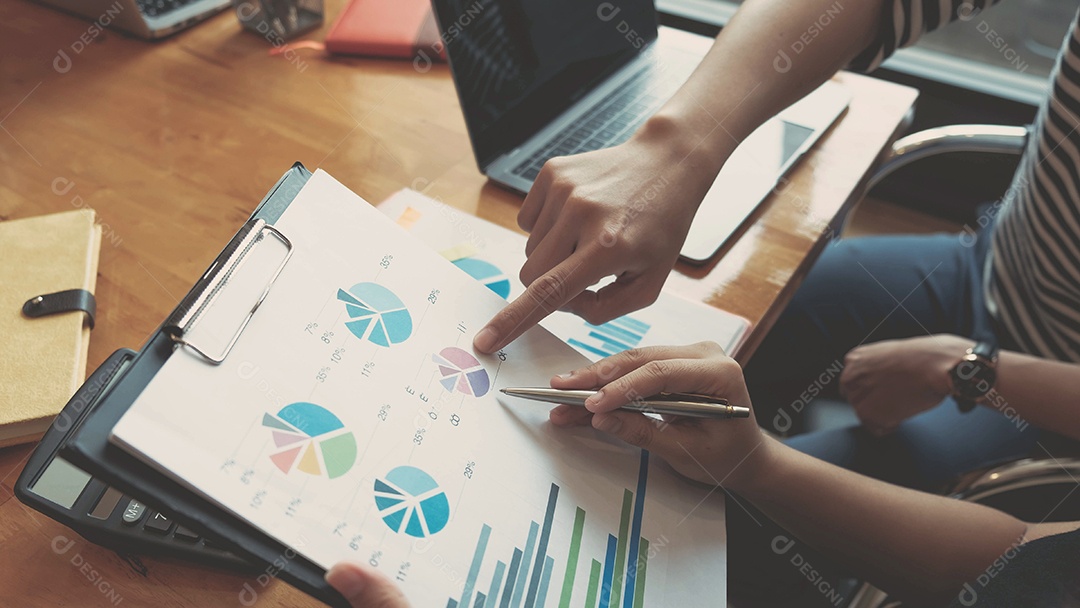 Consultor de negócios analisando números financeiros