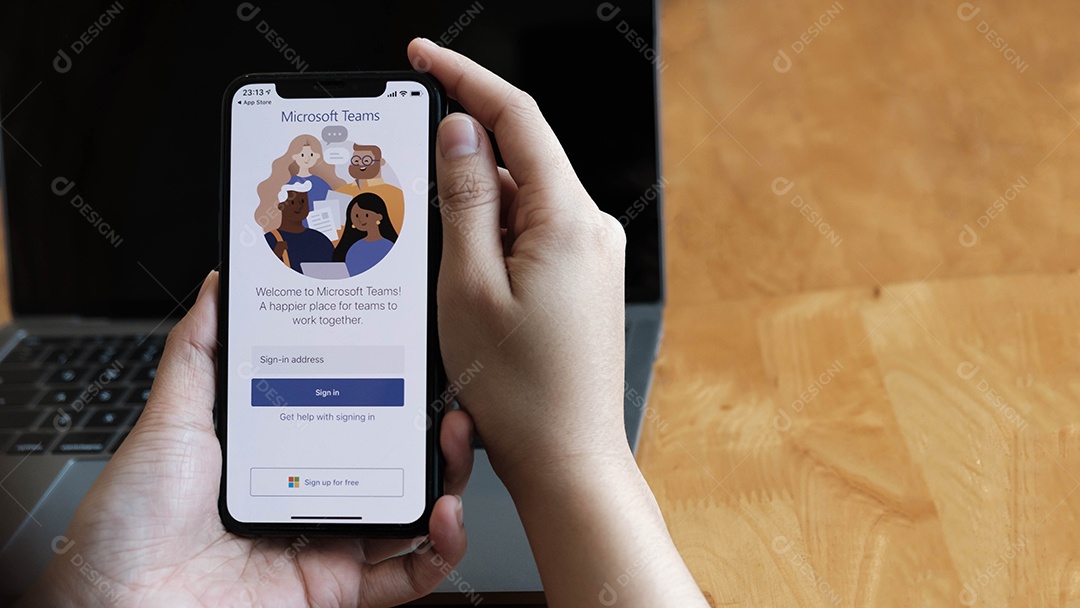 Um funcionário trabalhando em casa está baixando a plataforma social Microsoft Teams