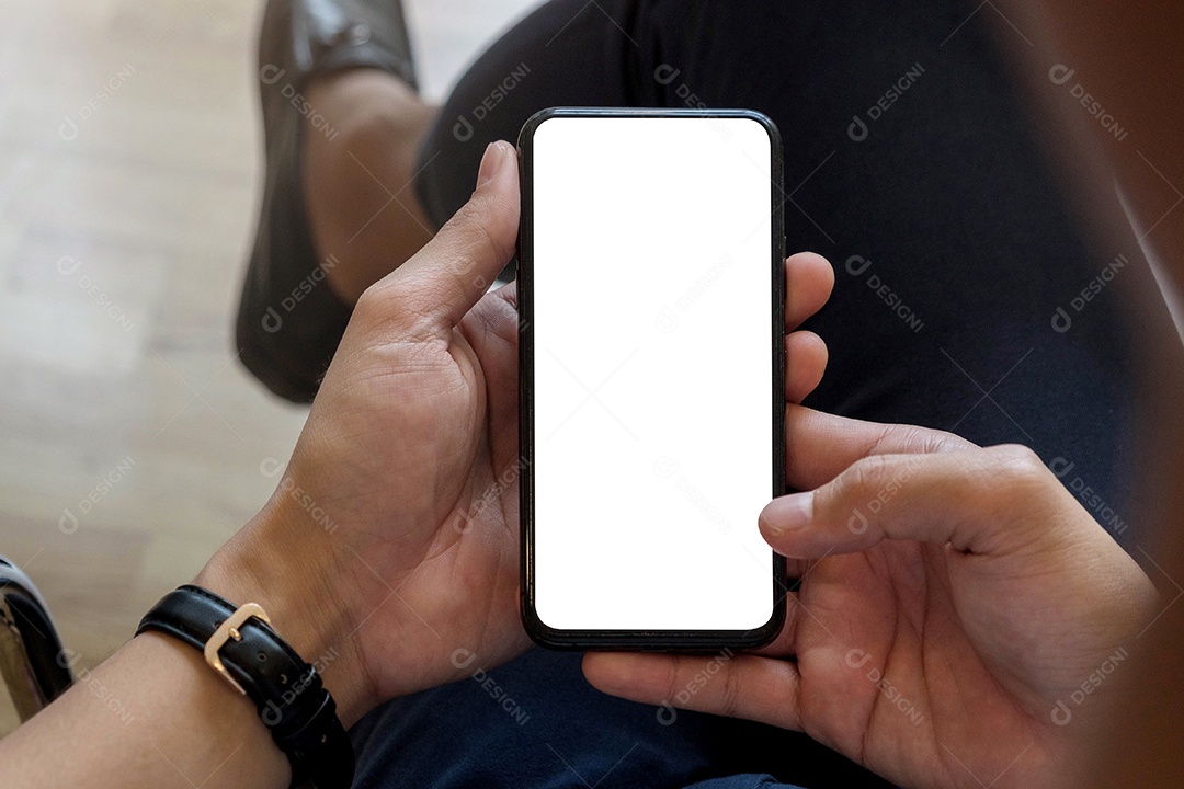 Homem segurando smartphone com fundo desfocado. Para gráficos