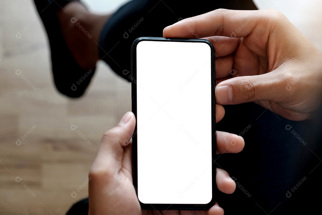 Mãos do empresário usando maquete de smartphone