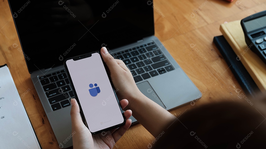 Um funcionário trabalhando em casa está baixando a plataforma social Microsoft Teams