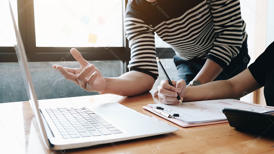 Diversos empresários trabalhando no processo de inicialização do projeto