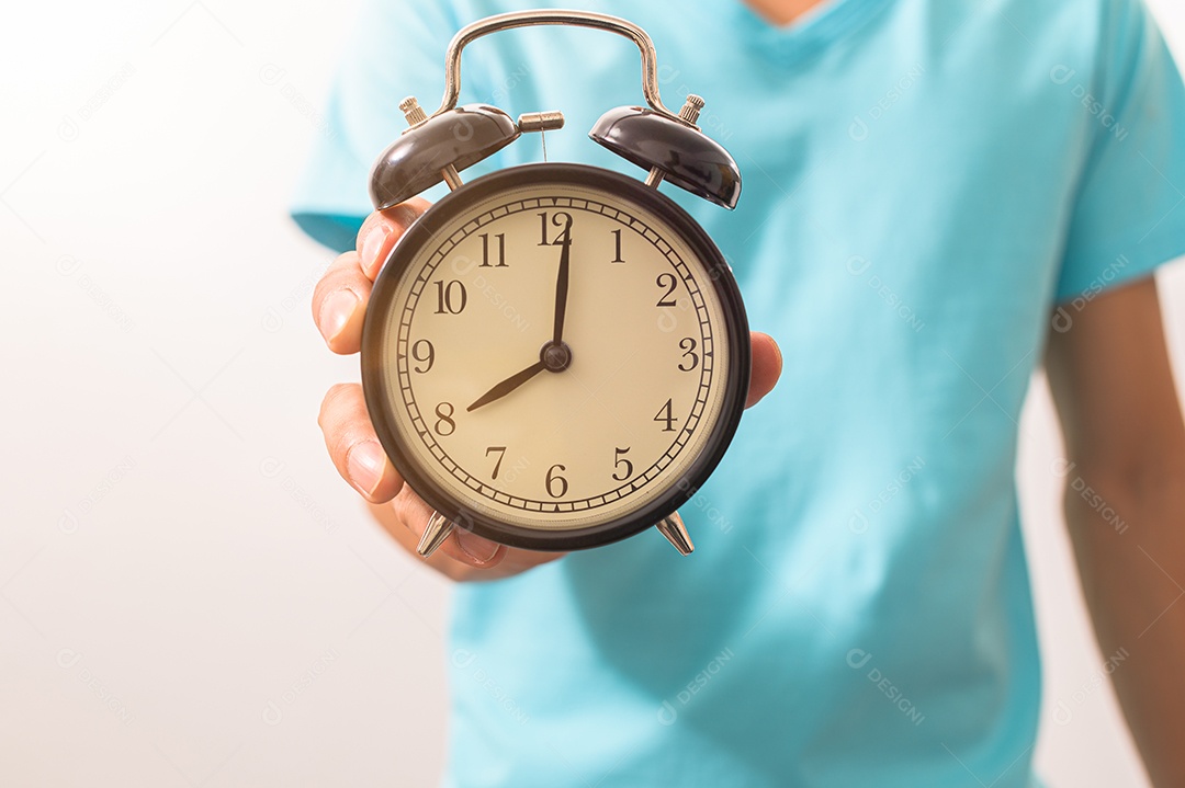 Homem segurando um relógio