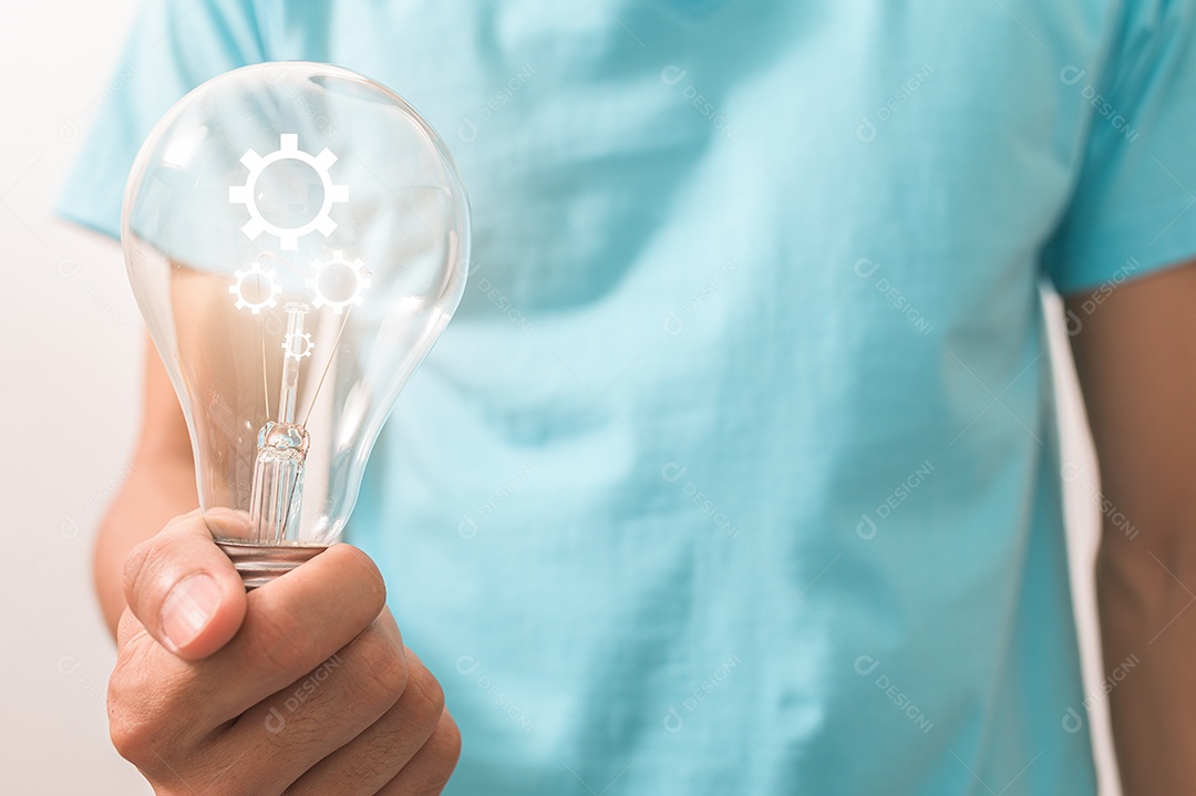 Homem segurando uma lâmpada com um símbolo de engrenagem