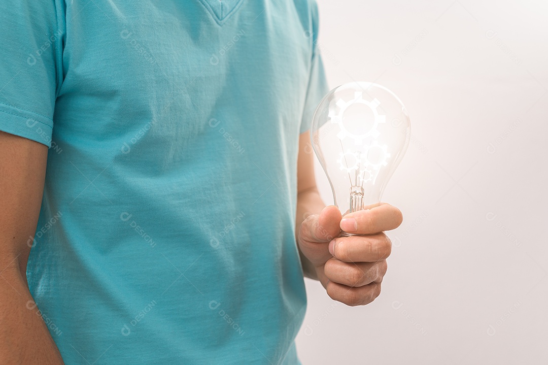 Homem segurando uma lâmpada com um símbolo de engrenagem