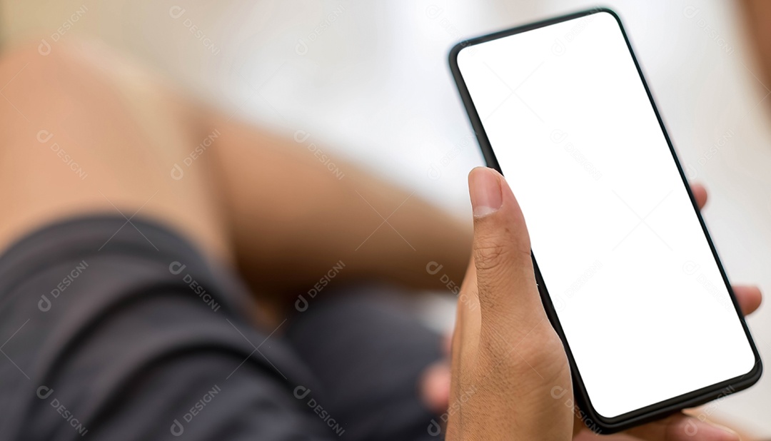 Maquete tela branca em branco telefone celular mão de homens segurando