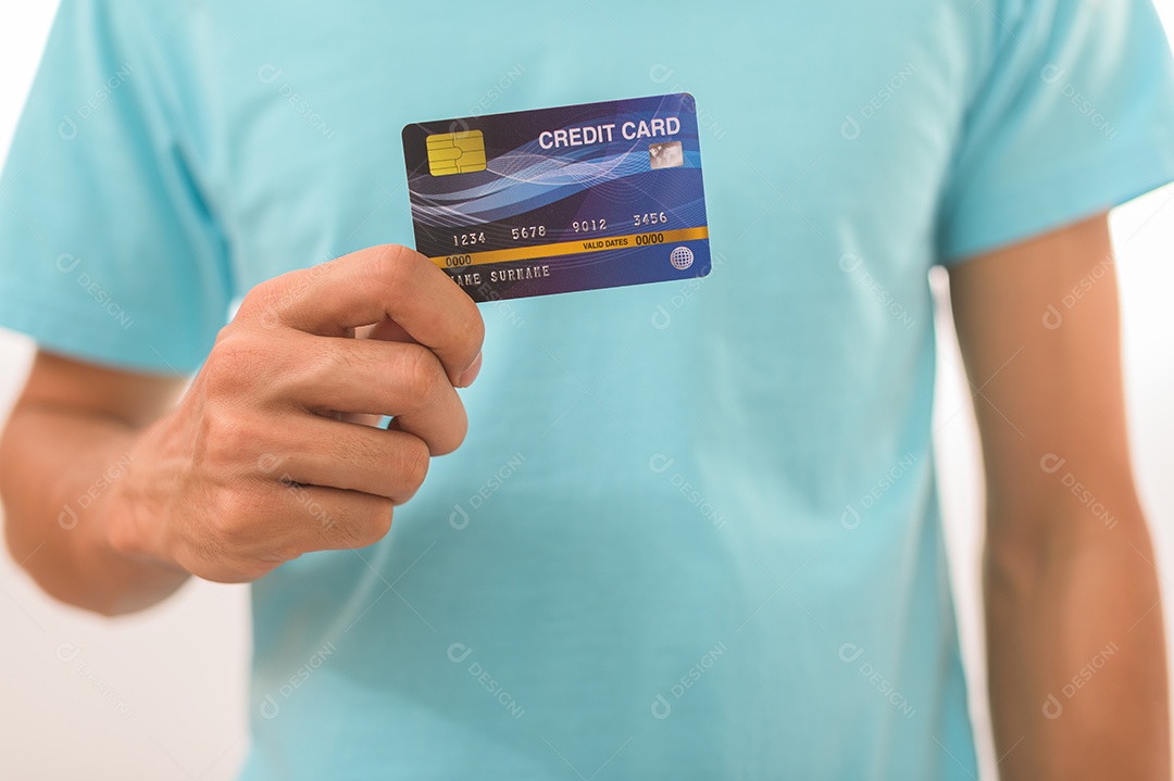 Homem segurando um cartão de crédito