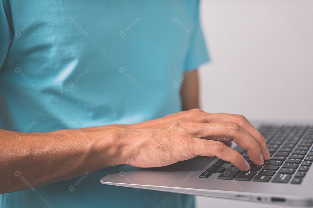 Homem em pé usando um computador