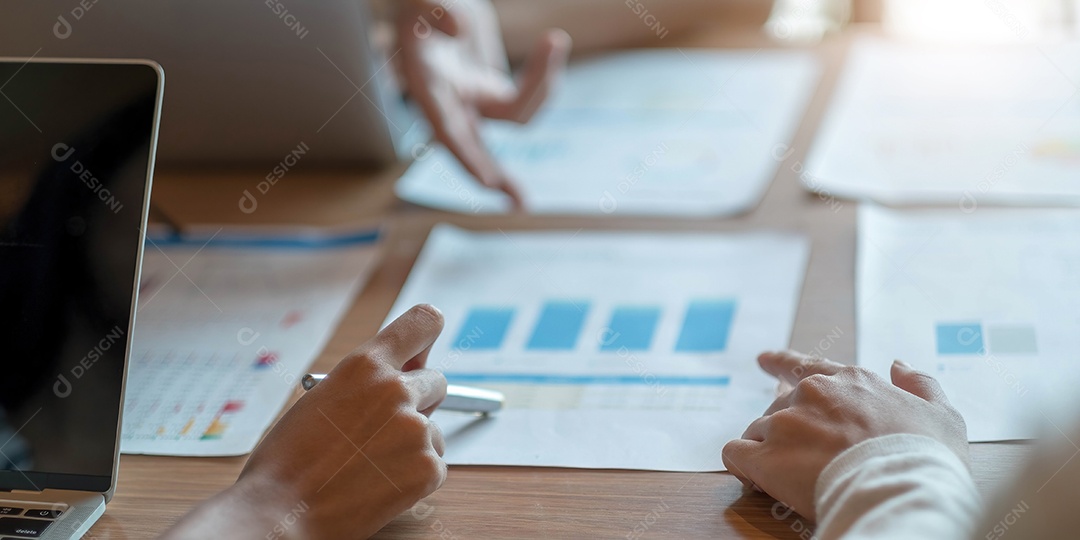 Reunião de empresários para discutir a situação no mercado