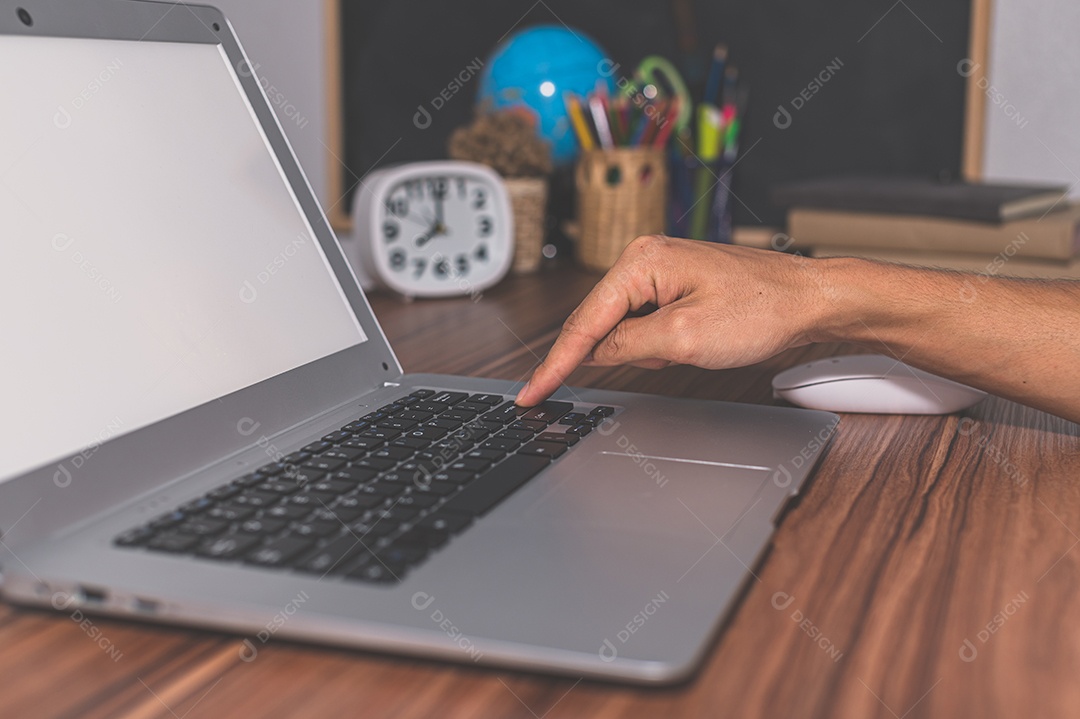 Mão humanas estão usando computadores para trabalhar e se comunicar.