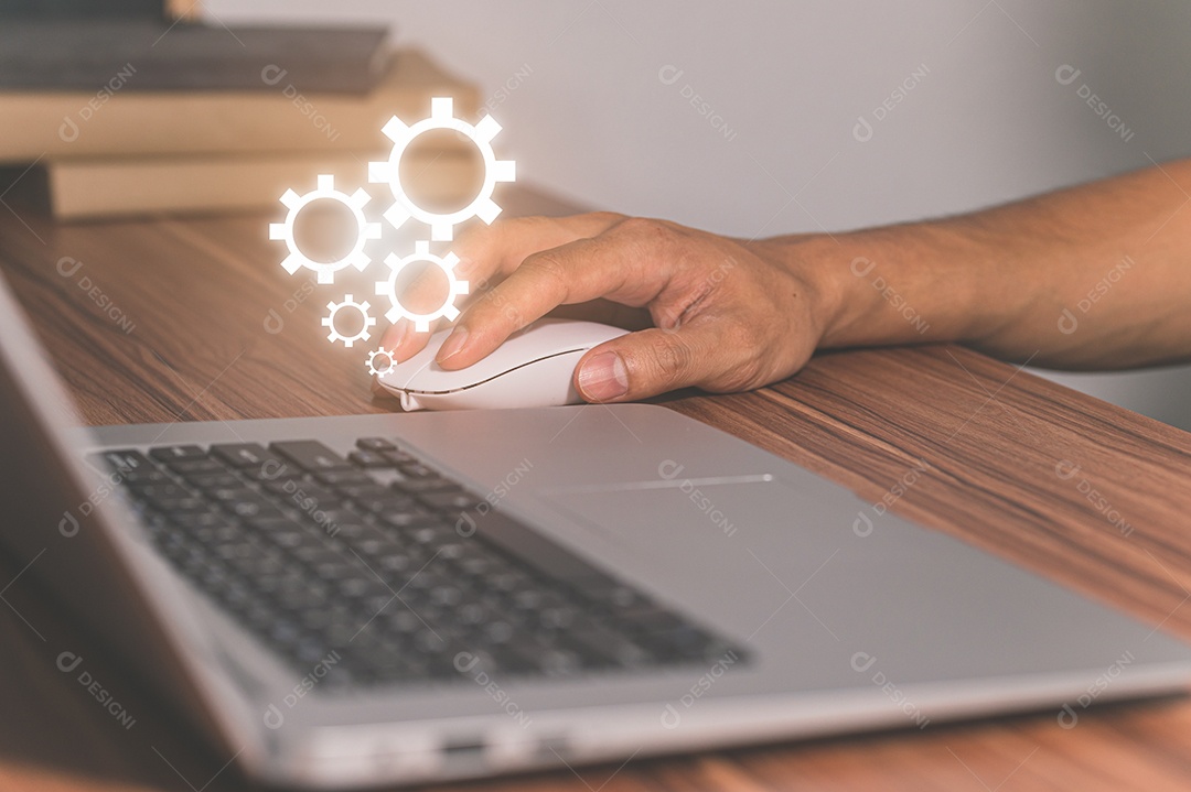 Símbolo de engrenagem está no computador de trabalho.