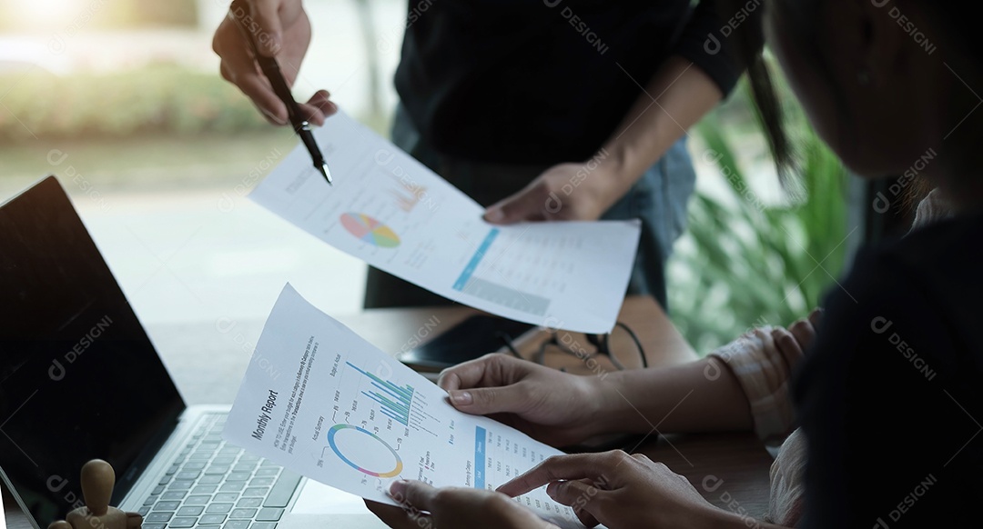 Hora da reunião de negócios. Equipe de gerentes de contas