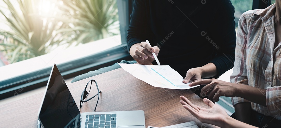 Hora da reunião de negócios. Equipe de gerentes de contas