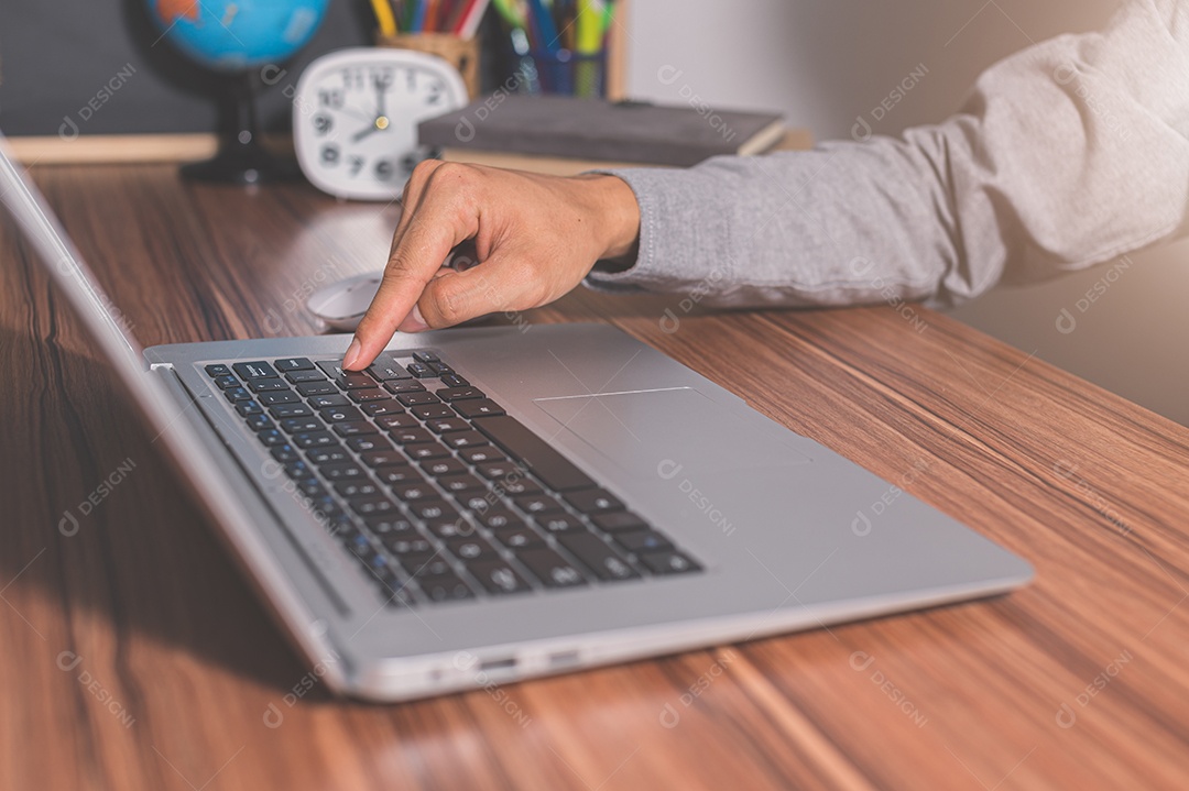 Seres humano usando computadores para trabalhar e se comunicar.