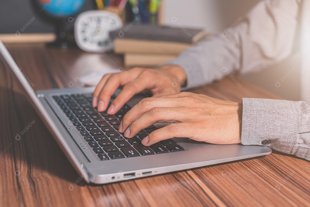 Seres humanos usam computadores para trabalhar e se comunicar.