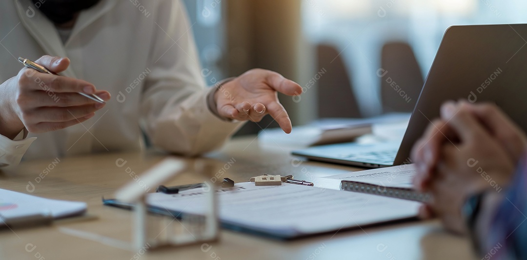 Agente imobiliário dando as chaves da casa para o homem