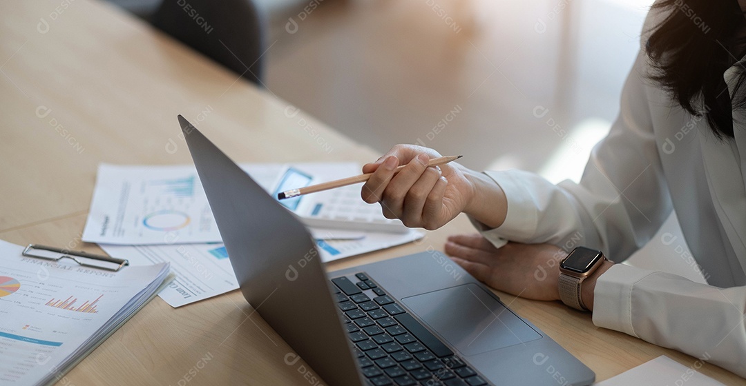 Contador usando uma calculadora para calcular os números.