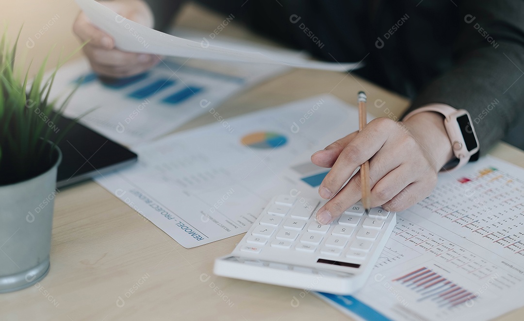 Mulher de negócios usando calculadora e laptop para fazer matemática