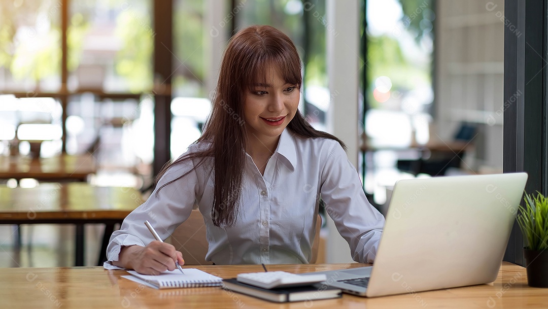Uma garota jovem e alegre em uma camisa branca sorri