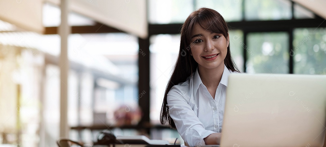 Retrato de uma empresária alegre sentada à mesa