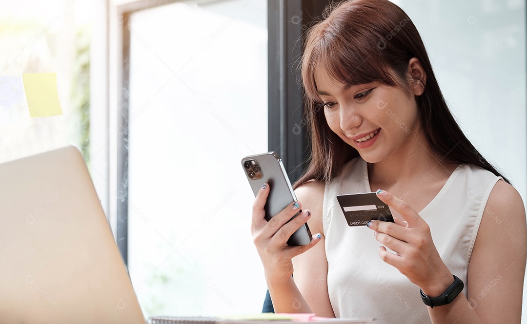 Retrato de uma mulher feliz comprando online com um smartphone