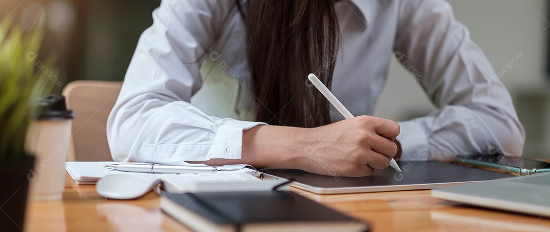Relatório financeiro, análise de mulher de negócios com computador tablet.