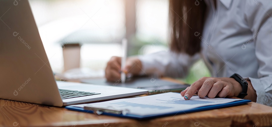 Relatório financeiro, análise de mulher de negócios com computador tablet.