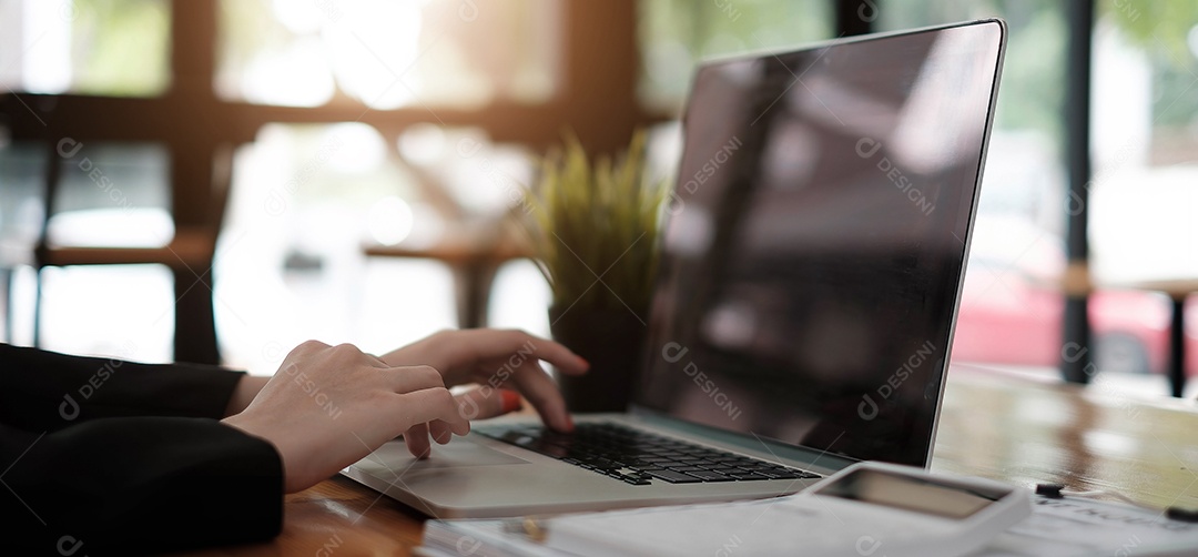 Garota asiática trabalhando em um escritório durante o uso do laptop