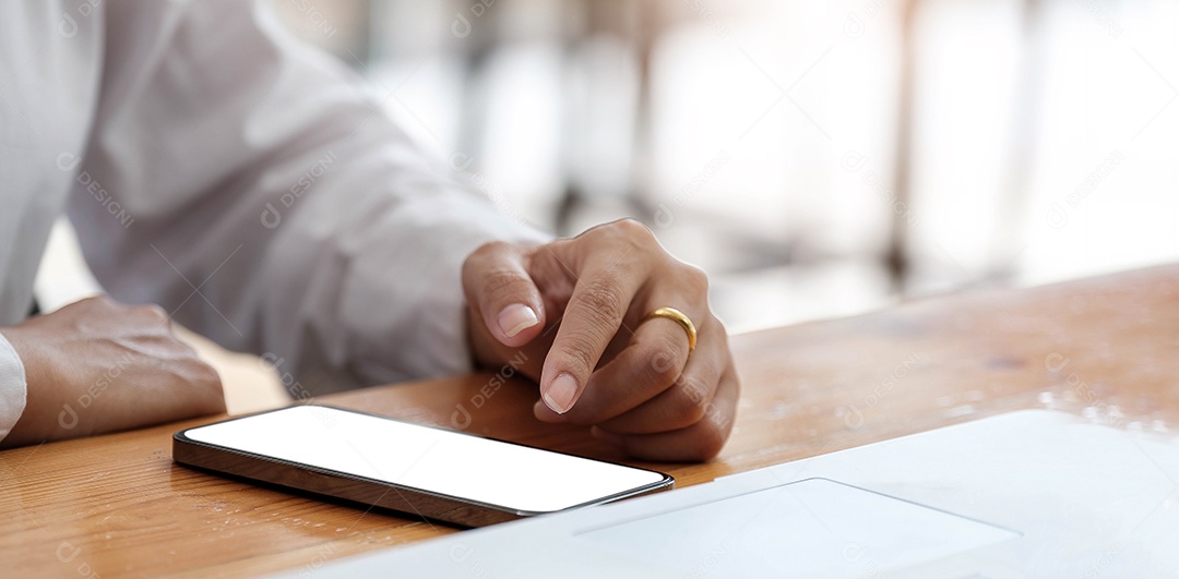 Mulher usando smartphone  de tela em branco.