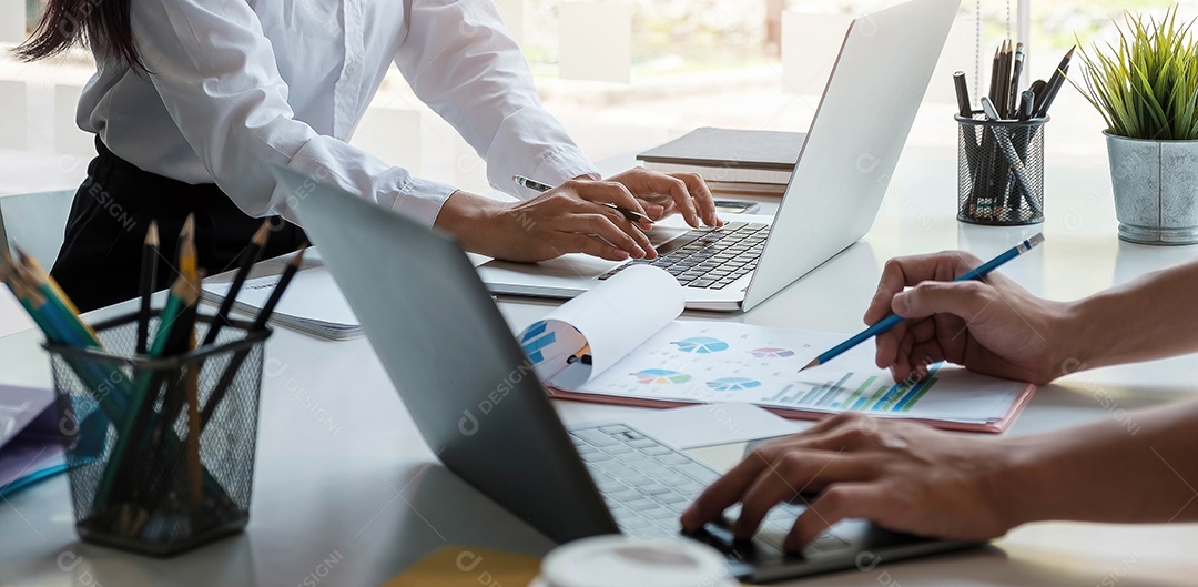 Equipe de negócios analisando tabelas e gráficos de renda