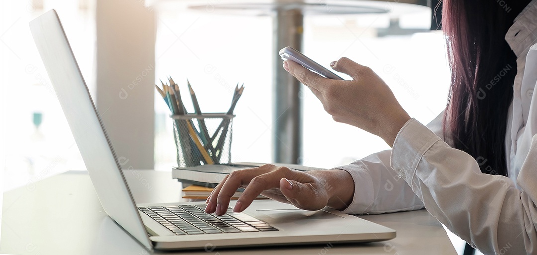 Empresários conversando discutindo com dados de documentos financeiros