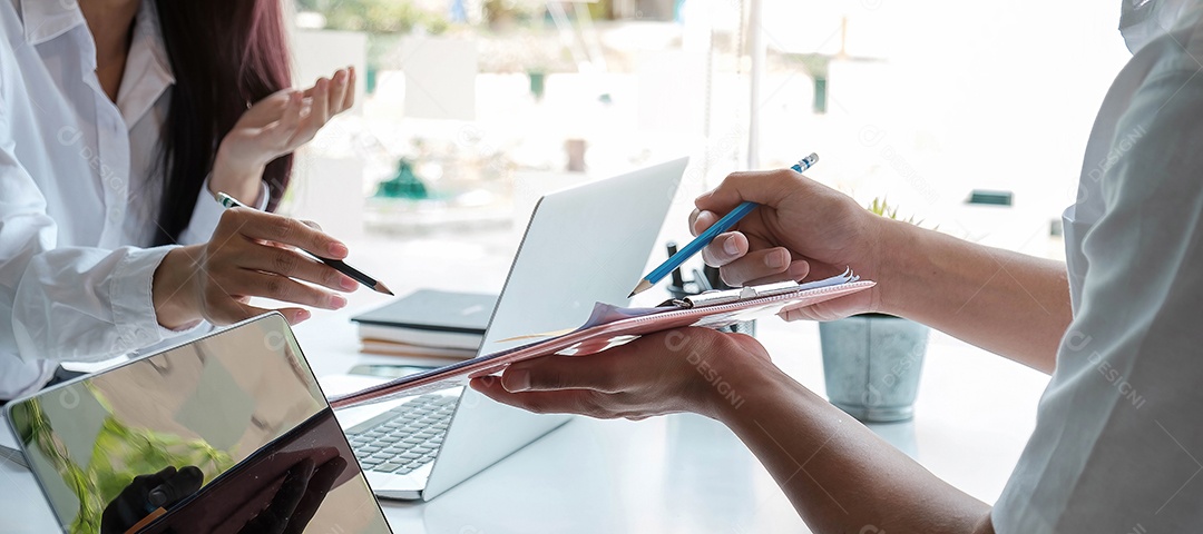 Equipe de empresários trabalhando juntos na sala de reuniões
