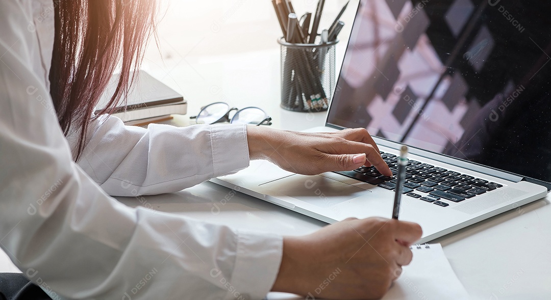 Mulher irreconhecível trabalhando em seu laptop