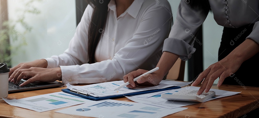 Reunião do consultor de negócios asiáticos para analisar