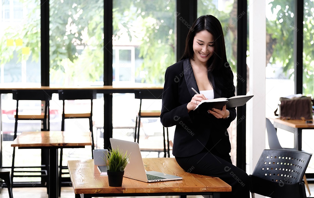 Empresária usando laptop trabalhando