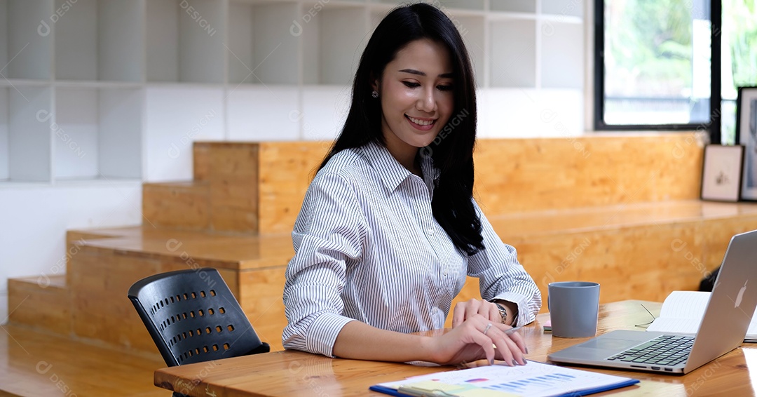 Empresária usando laptop trabalhando