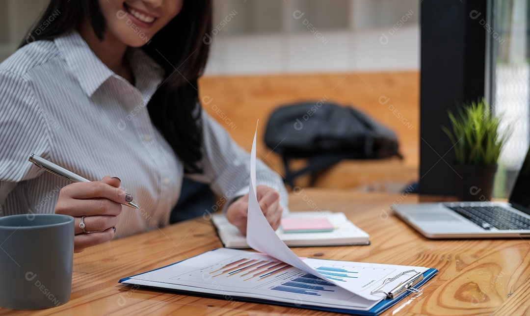 Empresária usando laptop trabalhando